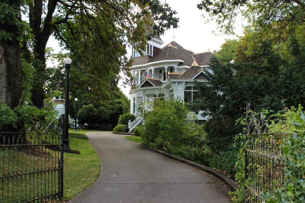 Winter Roof Maintenance in Salem, Oregon